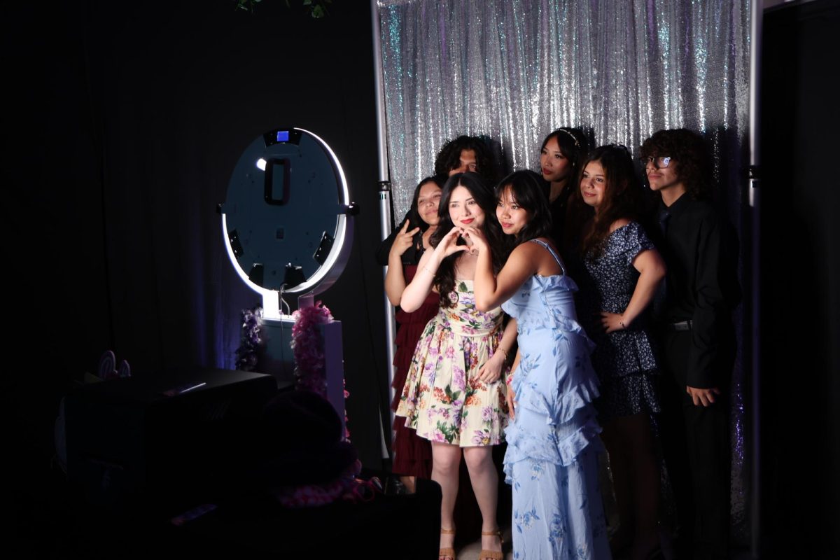 Juniors, Lauren Pena, Gianna Gonzalez, Abriel Salon, Jennifer Pham, and Alicia Flores pose for their pictures!